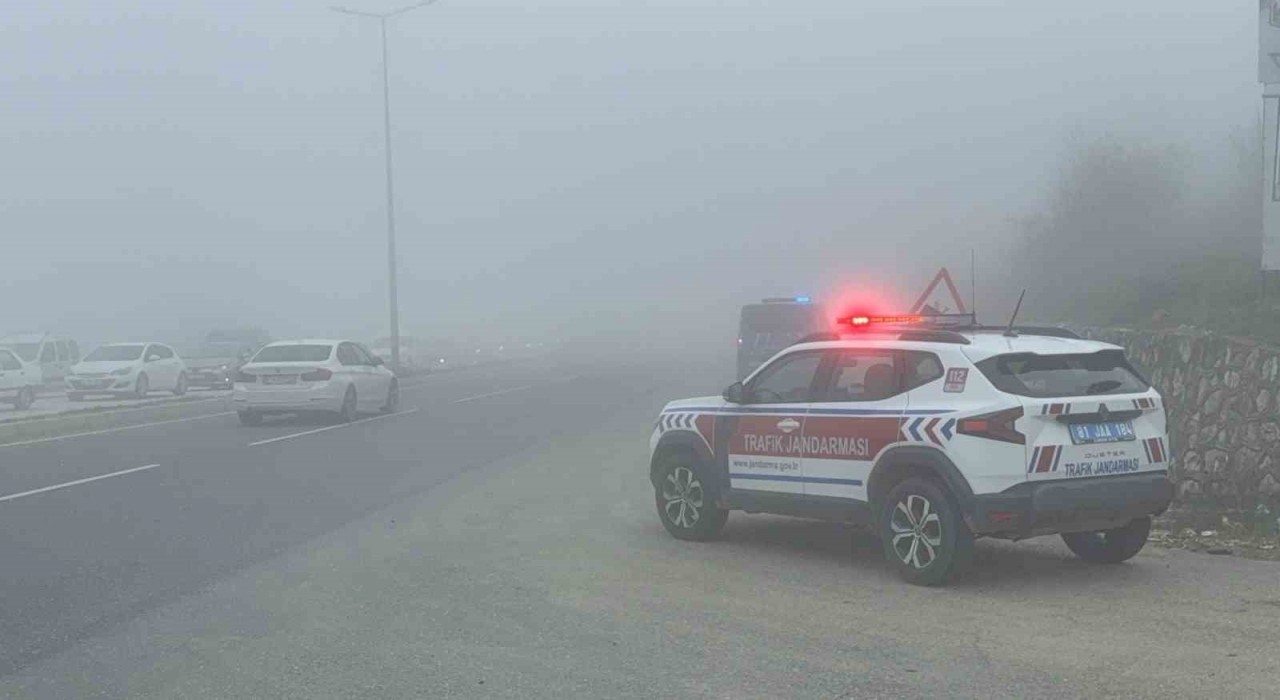 Düzcede yoğun sis görüş mesafesini 5 metreye düşürdü