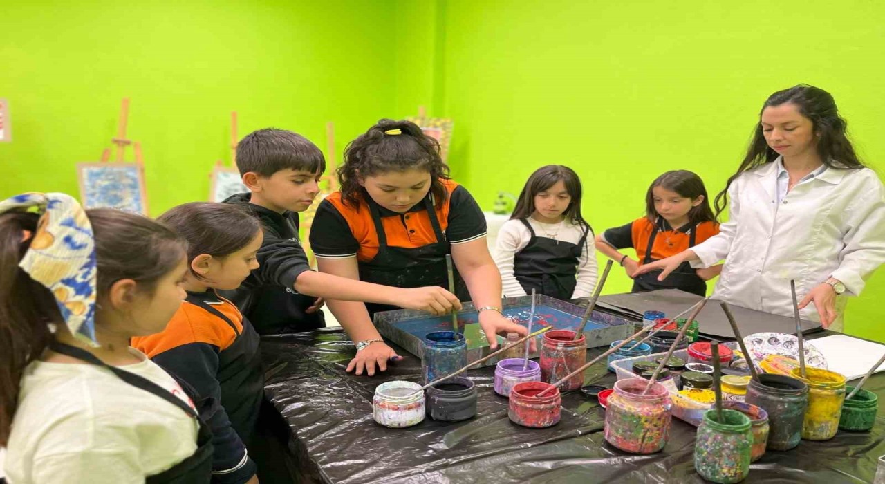 Ebru Sanatı gençlerle can buluyor