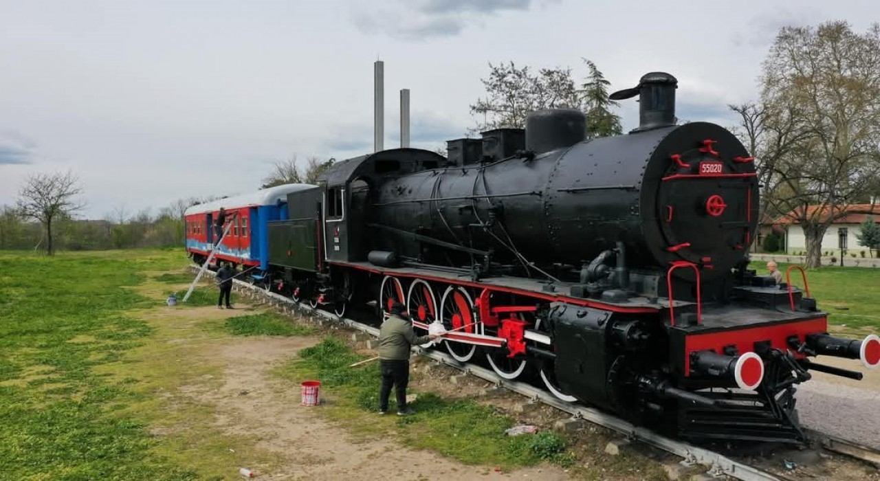 Edirne Karaağaç Tren Garındaki nostaljik tren boyatıldı