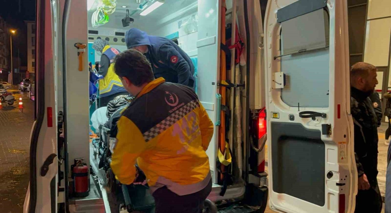Edirnede otomobil yaşlı kadına çarpıp kaçtı: 1 yaralı