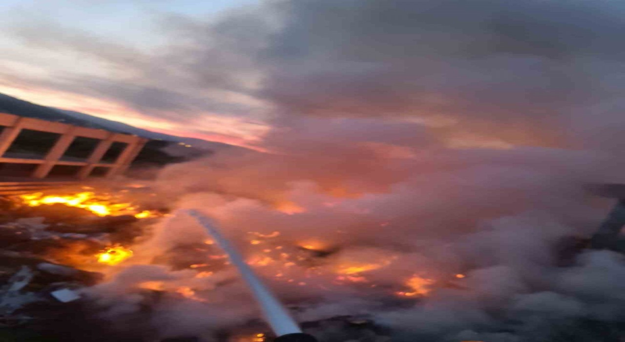 Edremitte çöplük yangını büyümeden kontrol altına alındı