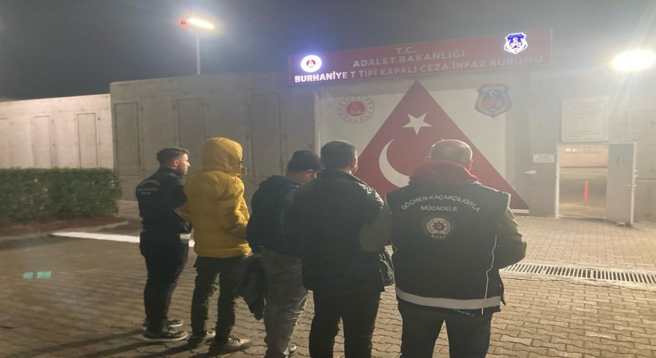Edremitte göçmen kaçakçılığı operasyonu: 3 tutuklama