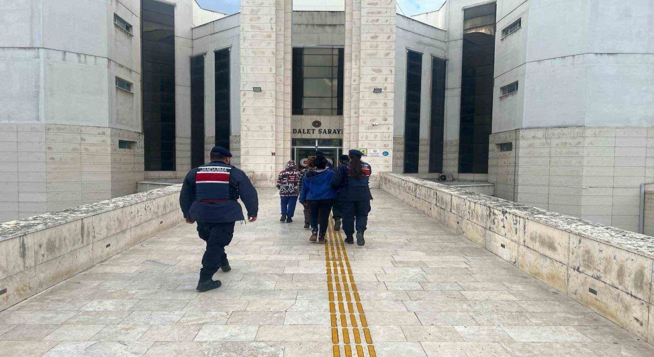 Edremitte kablo hırsızlığı yapan 3 şüpheli tutuklandı