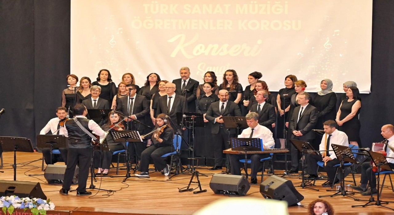 Efelerde öğretmenlerden sanat dolu gece