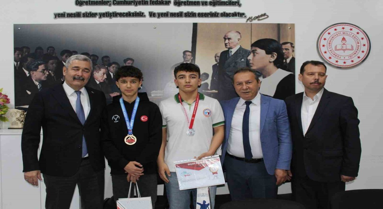 Efelerde şampiyon öğrenciler ödüllendirildi