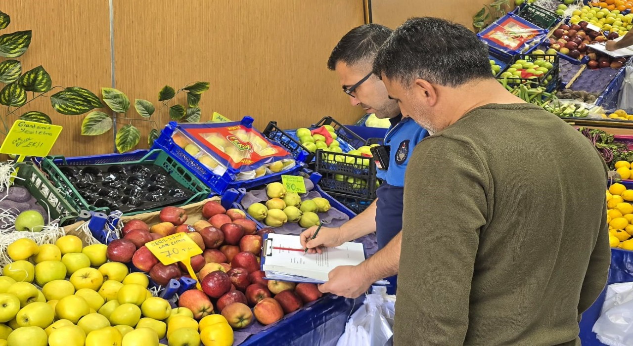 Efelerde zabıta ekipleri manavlarda fiyat etiketlerini denetledi