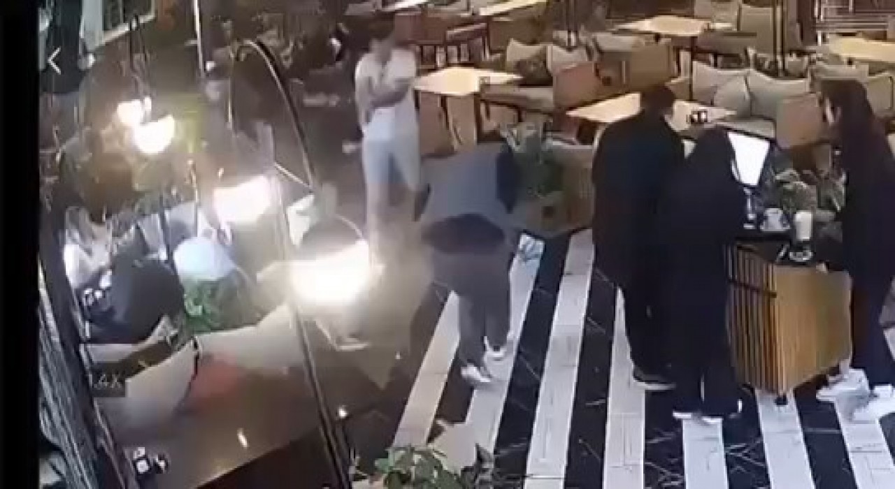 Elazığda 2 kişinin yaralandığı silahlı saldırı kamerada