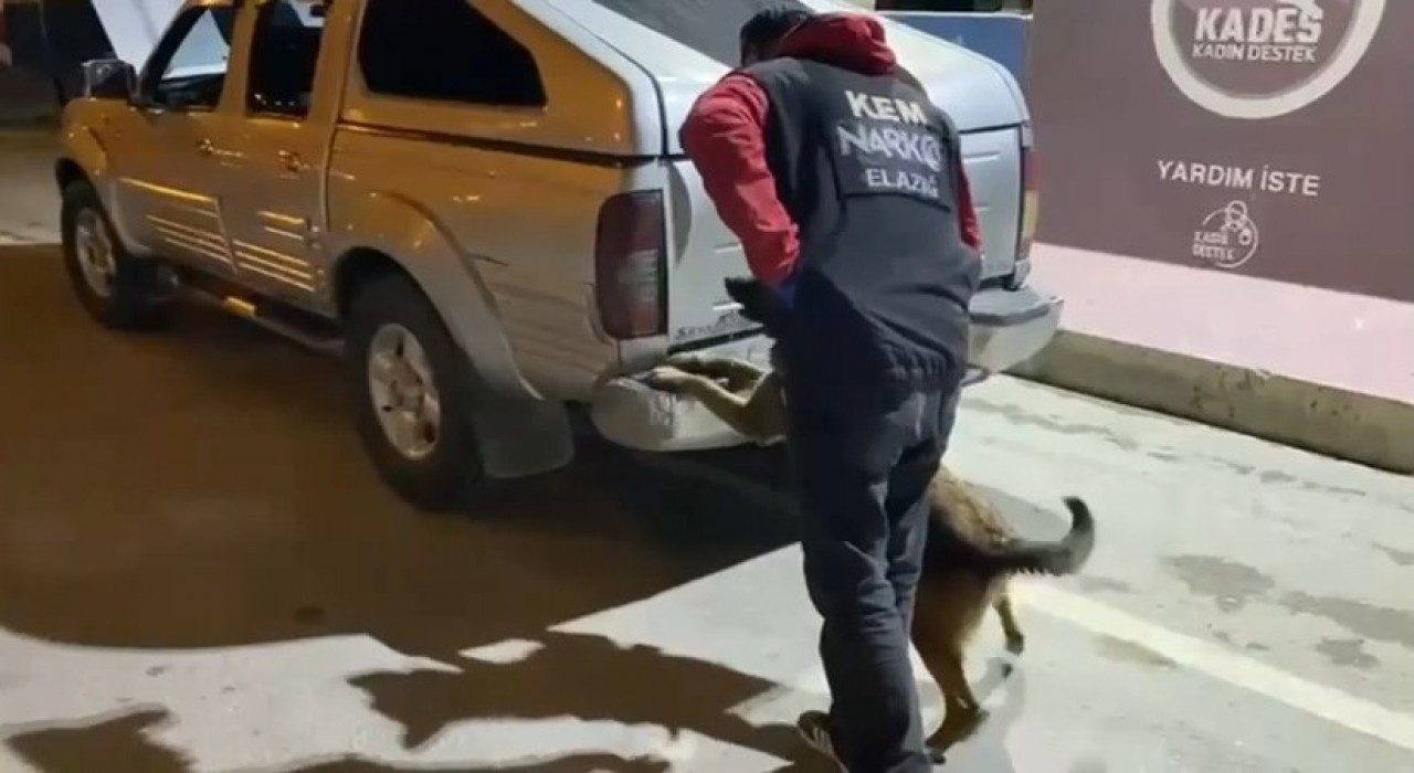 Elazığda aracın bagaj kapağına zulalanmış 5 kilo uyuşturucu ele geçirildi
