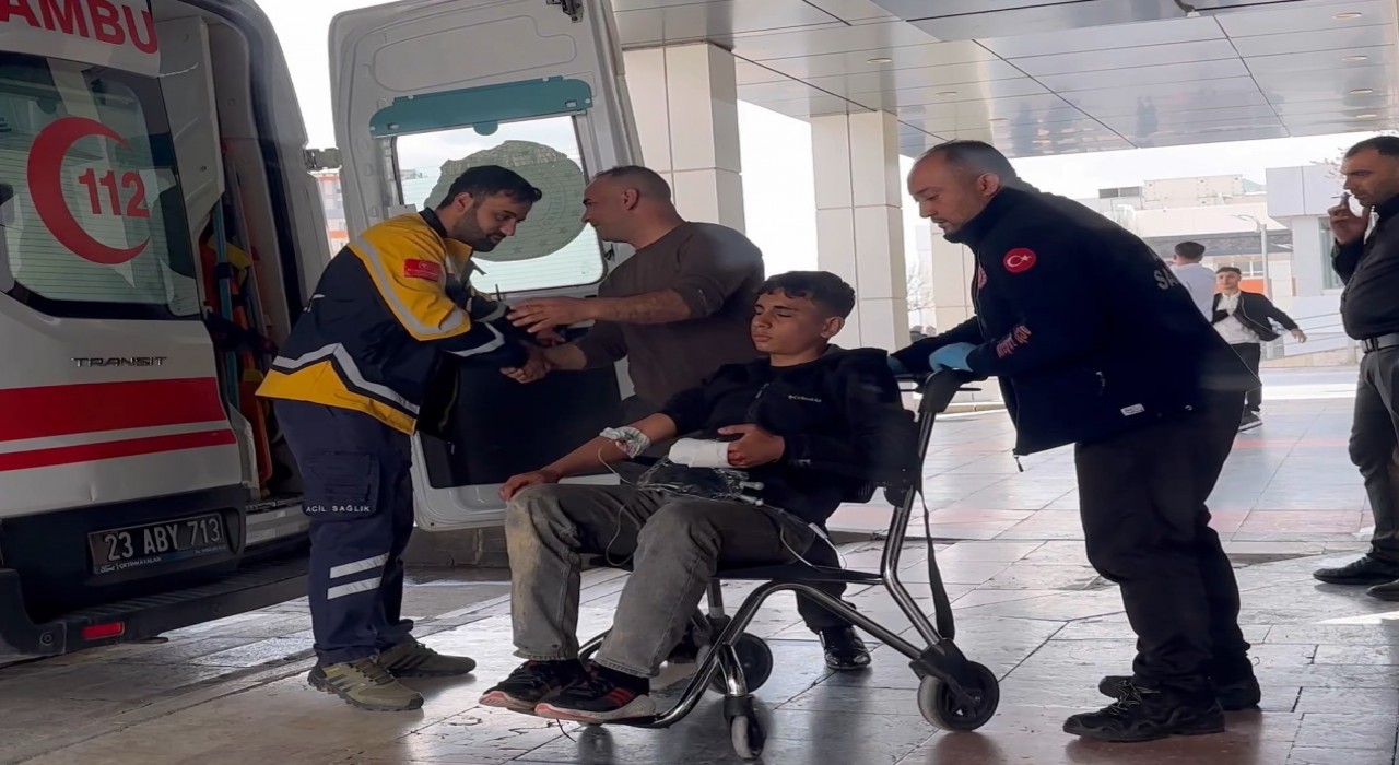 Elazığda çapa makinesine elini kaptıran 14 yaşındaki çocuk, yaralandı