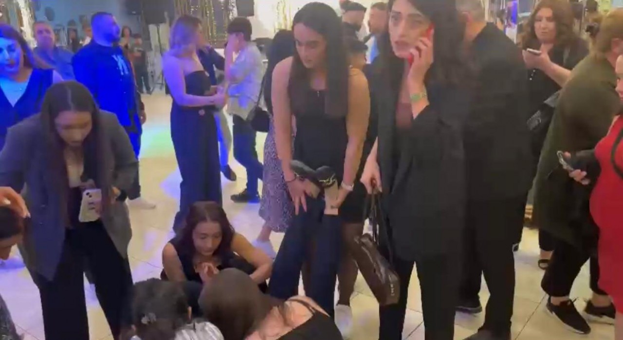 Elazığda depremde korkan kadın düğün salonunda bayıldı