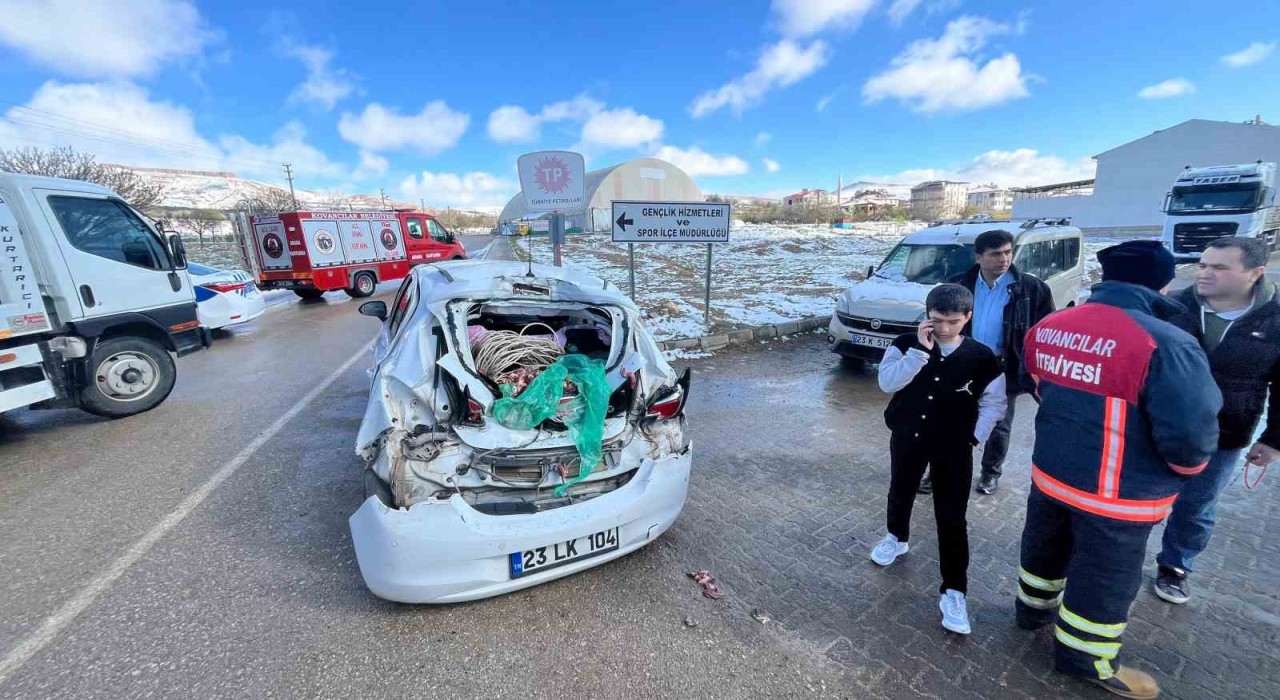 Elazığda greyder ile otomobil çarpıştı: 1 yaralı