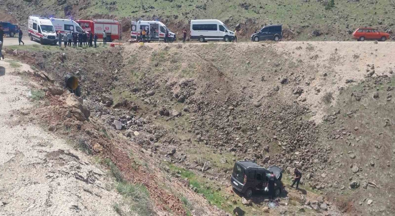 Elazığda hafif ticari araç şarampole yuvarlandı: 5 yaralı