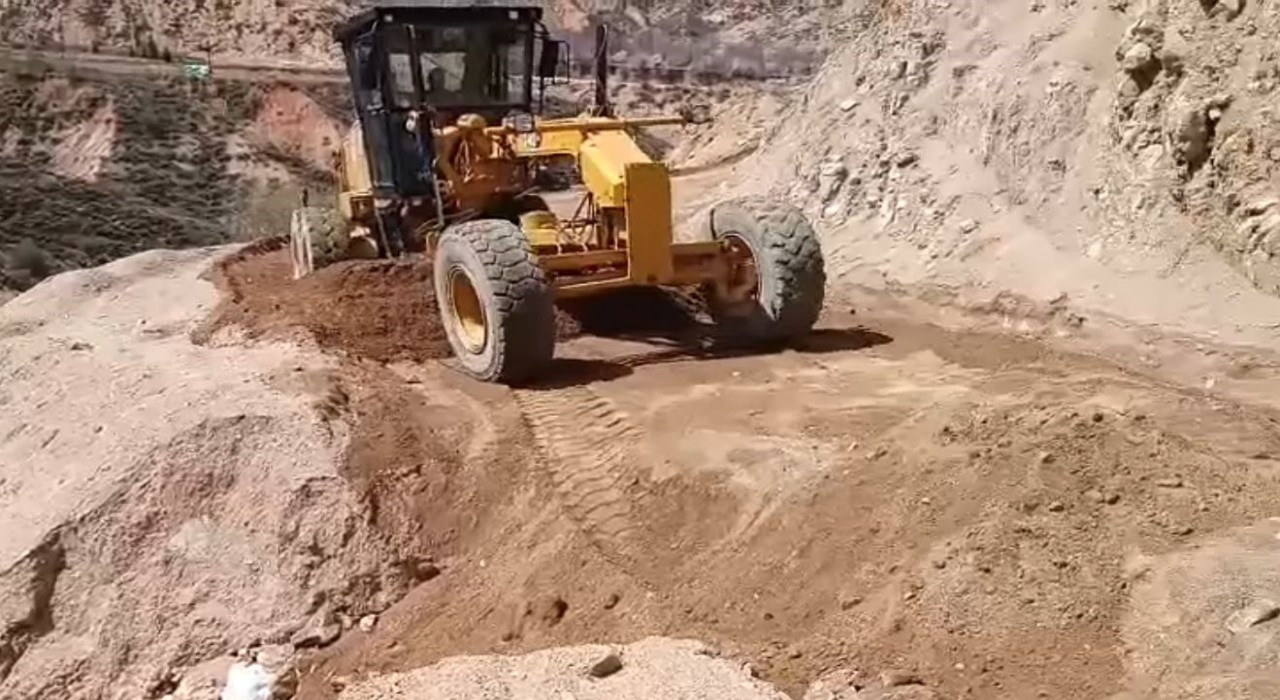 Elazığda heyelan nedeniyle zarar gören köy yollarının onarımı sürüyor