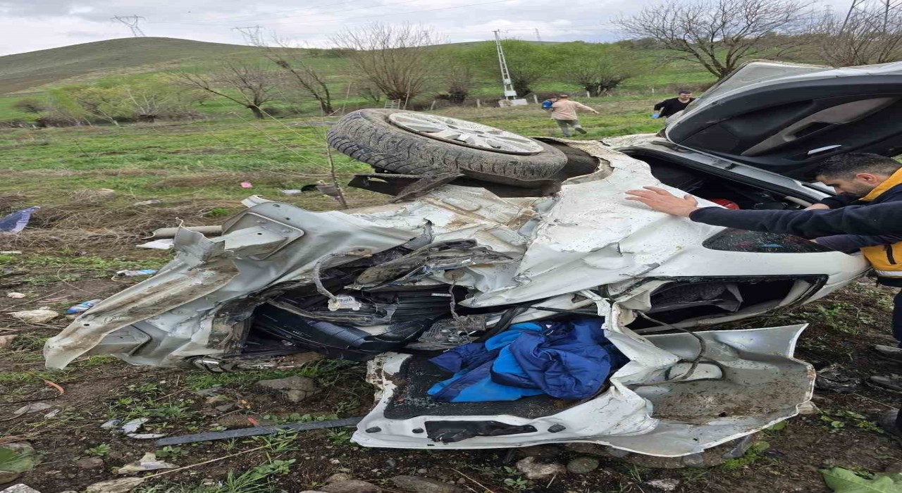 Elazığda kontrolünü kaybeden otomobil şarampole yuvarlandı: 5 yaralı