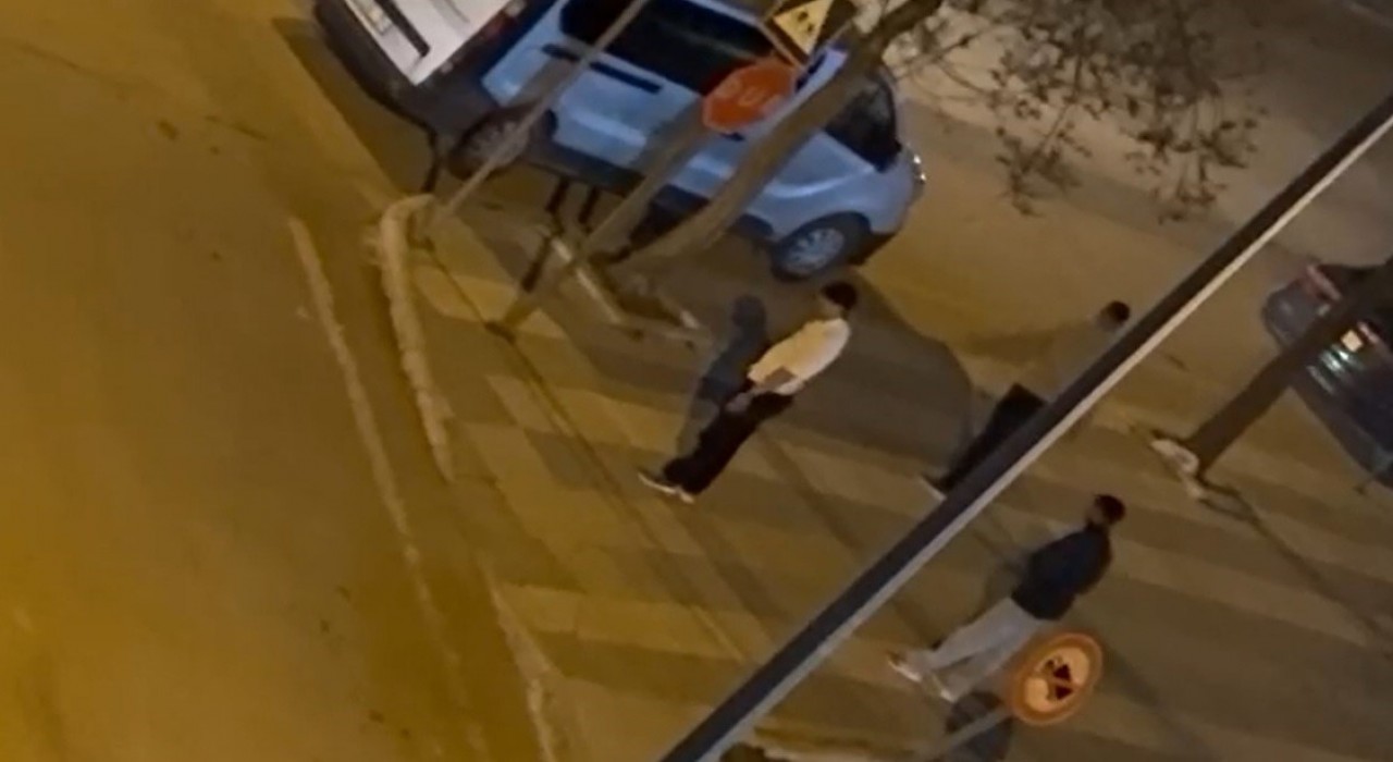 Elazığda otobüs durağının camlarını kıran şüpheliler kamerada