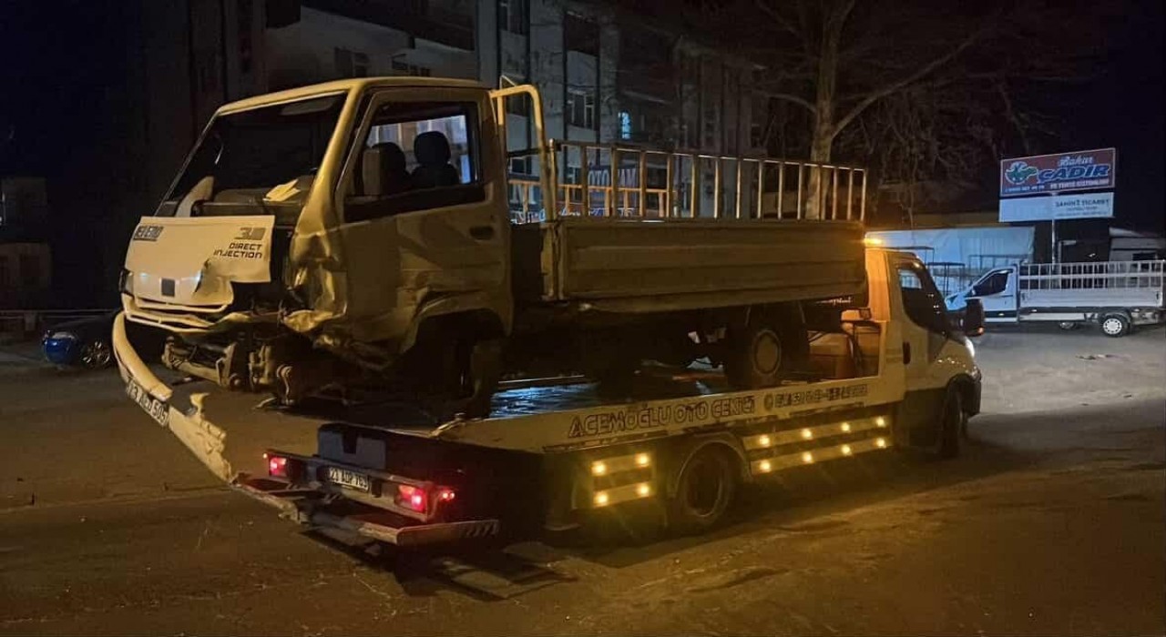 Elazığda otomobil ile kamyonet çarpıştı: 1 yaralı