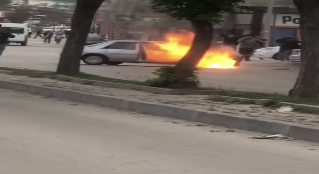 Elazığda park halindeki araç alev alev yandı