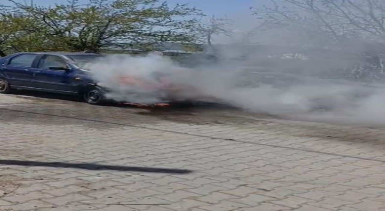 Elazığda park halindeki otomobil alev alev yandı