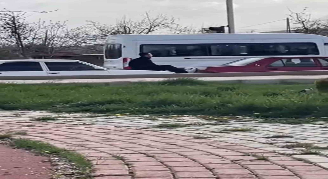 Elazığda şaşırtan olay: İki Fiat Tofaşın arasına girip halat görevi gördü