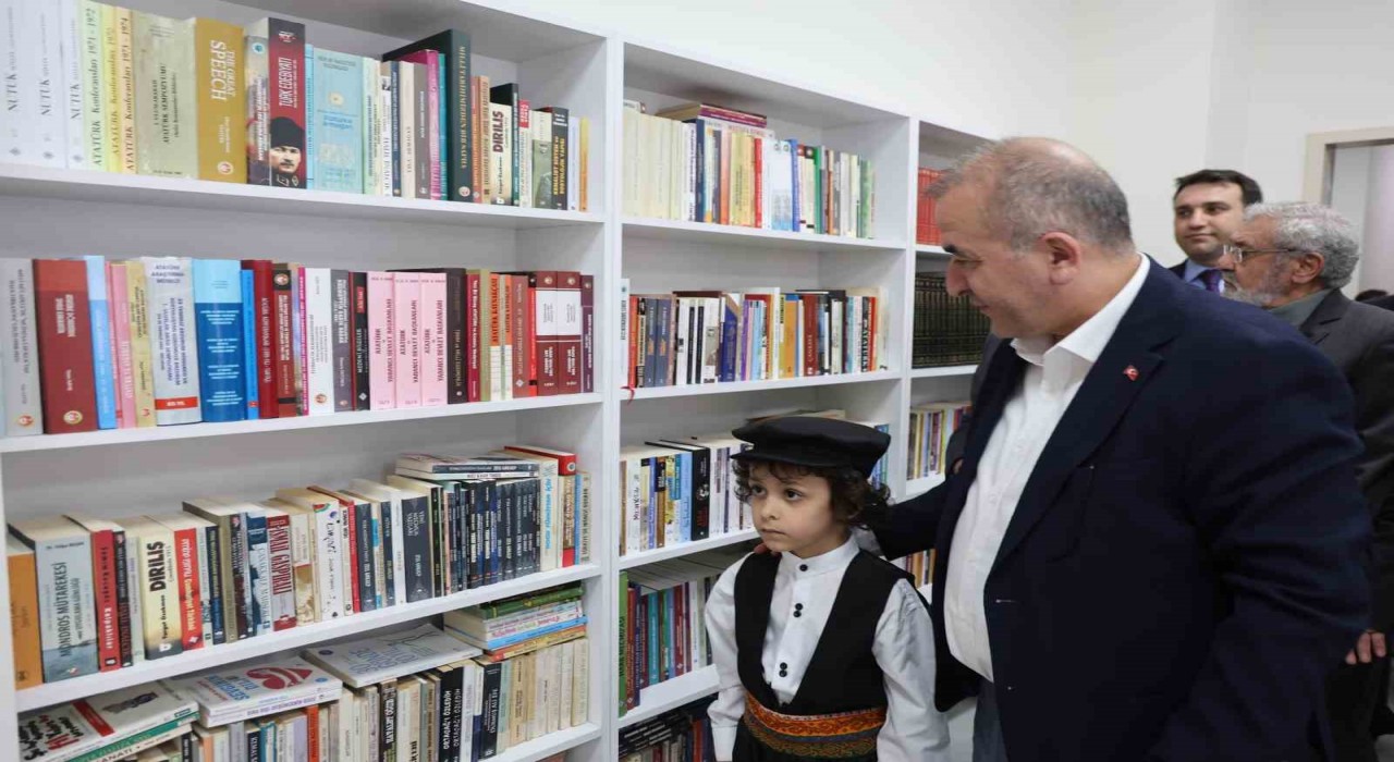 Elazığda şehit öğretmen Adnan Baydilinin adı kütüphaneye verildi