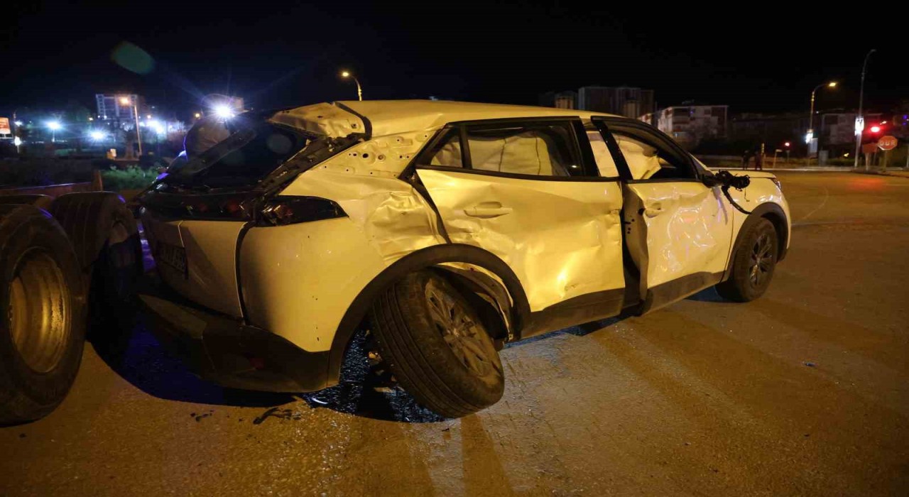Elazığda tır ile otomobil çarpıştı: 4 yaralı