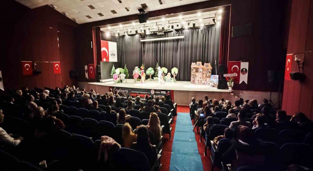 Elazığda tiyatro festivali yoğun ilgi gördü