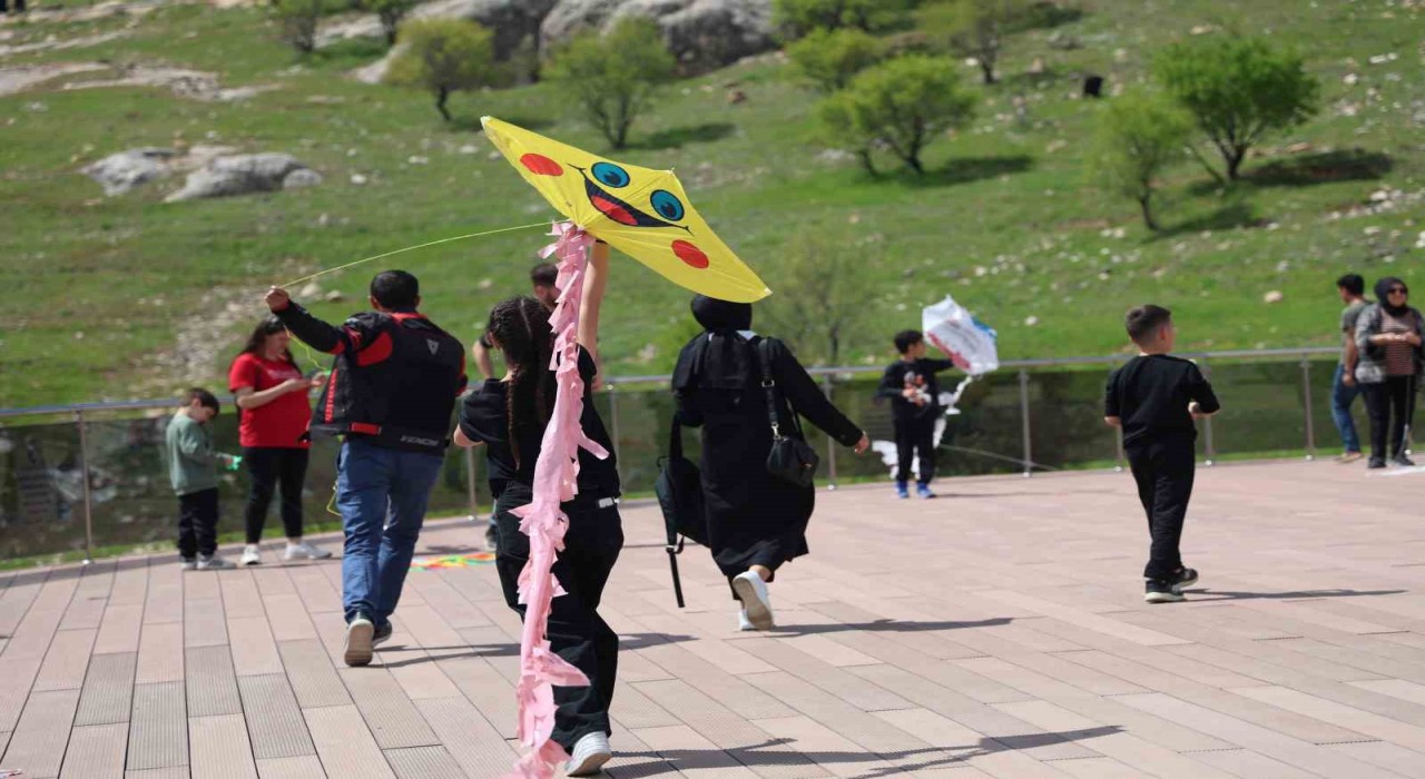 Elazığda uçurtma şenliğinde renkli görüntüler oluştu