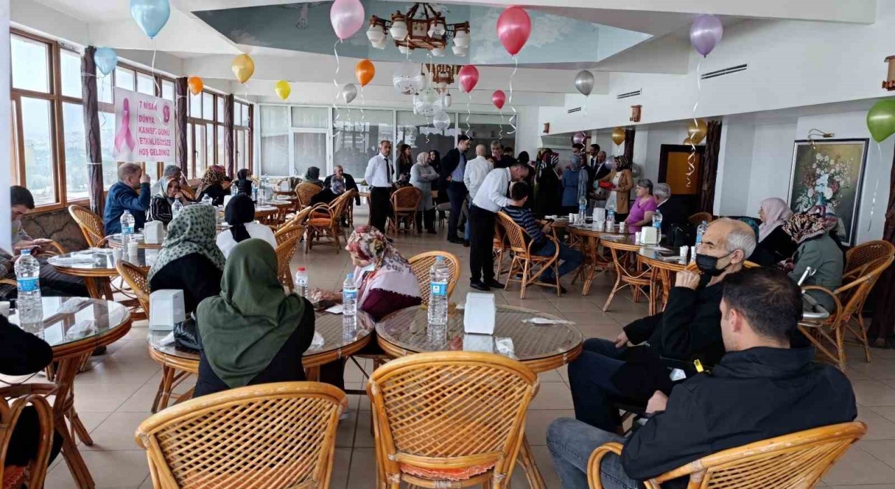 Elazığda üniversite öğrencileri kanser hastalarına moral verdi