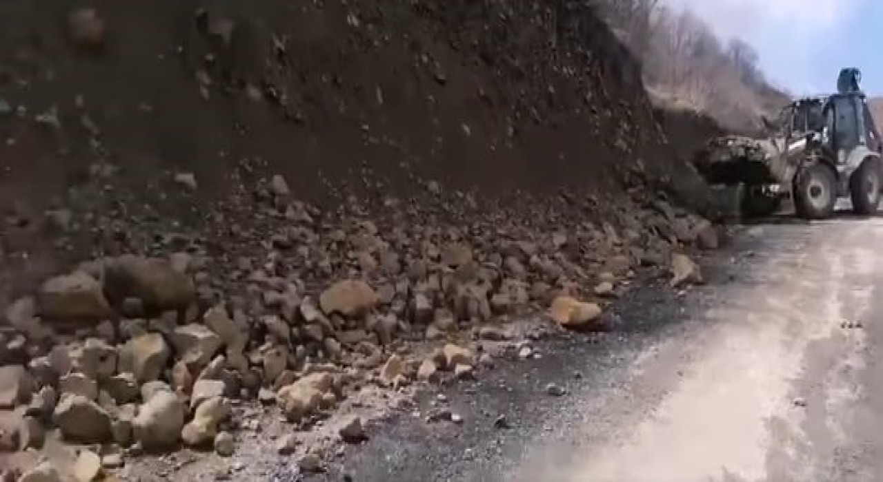 Elazığda yola düşen kaya parçaları kaldırıldı