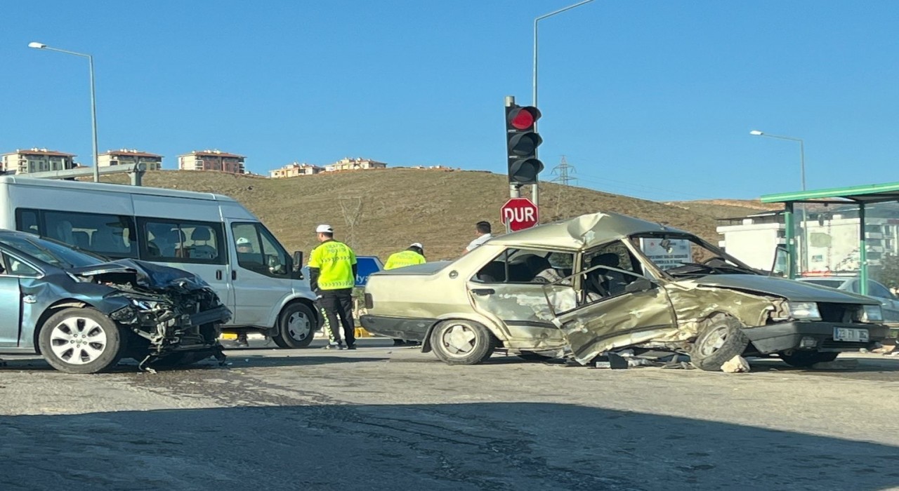Elazığda zincirleme trafik kazası: 1 ölü 3 yaralı