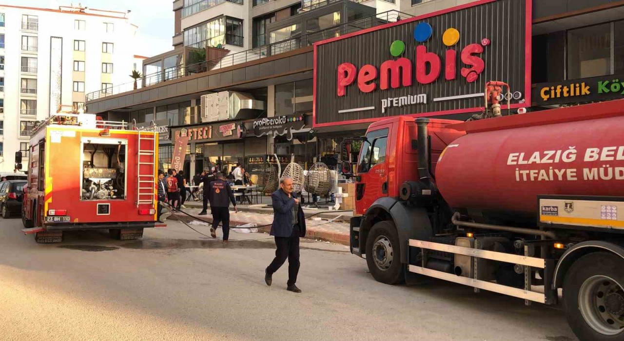 Elazığdaki iş yeri yangını paniğe neden oldu