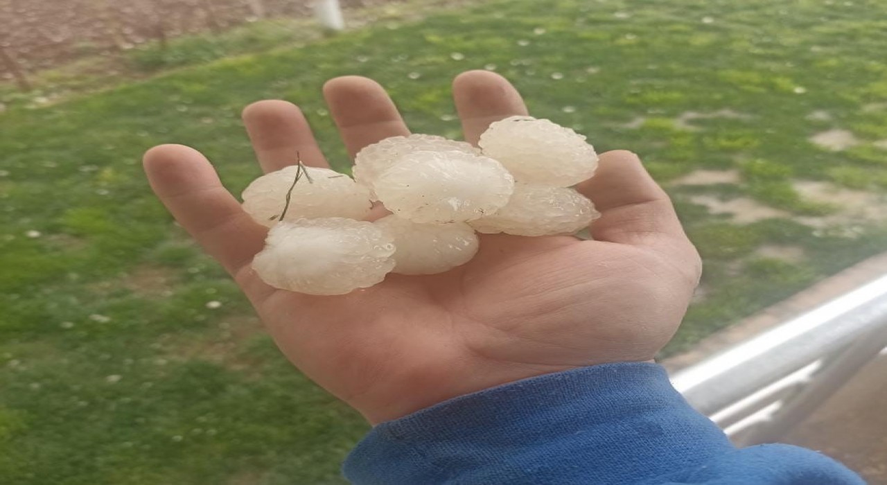 Elazığın ilçe ve köylerinde dolu etkili oldu