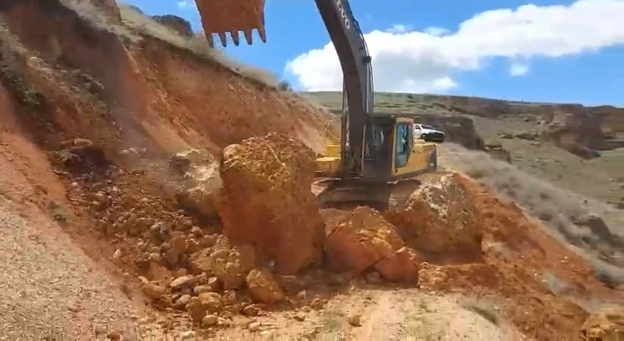 Elazığın köy yollarında kaya düşmelerine karşı çalışma başlatıldı