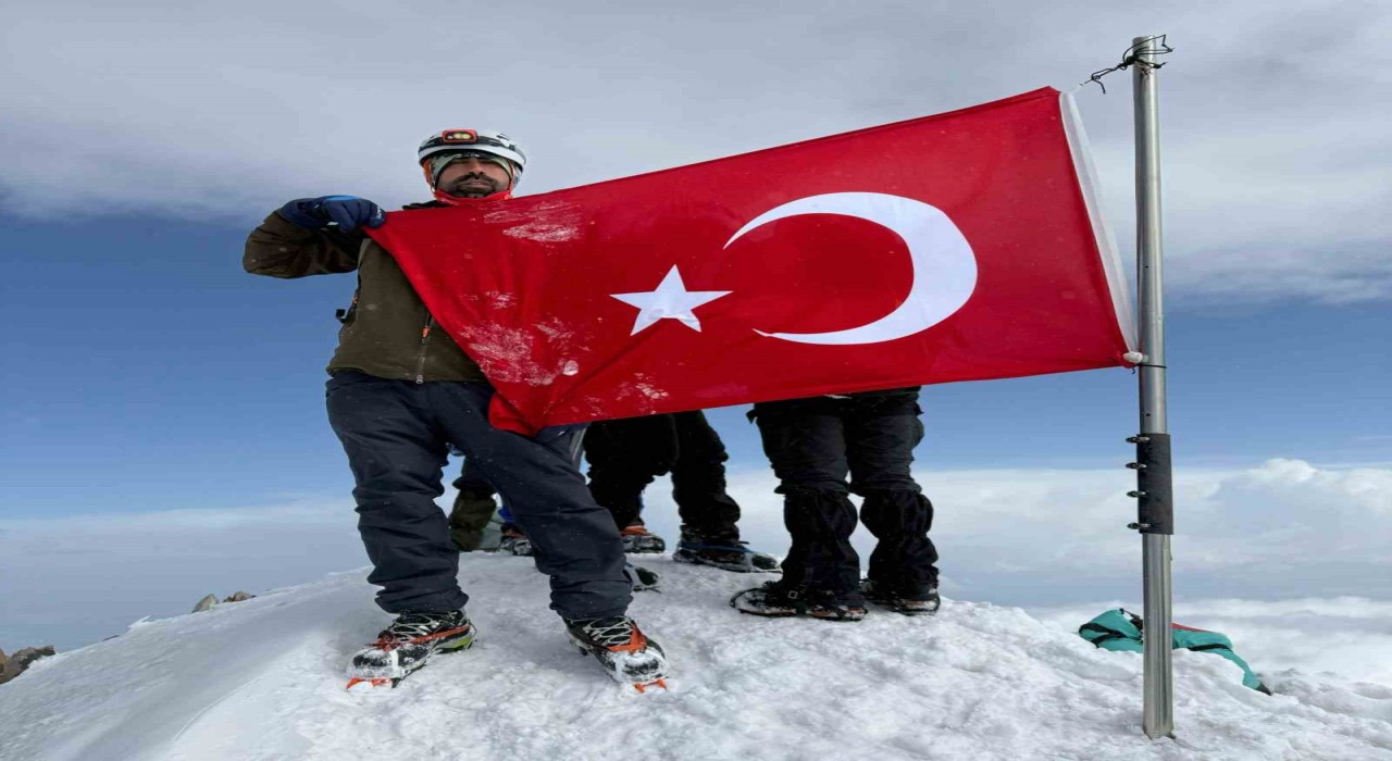 Elazığlı dağcı, karla kaplı Erciyes Dağının zirvesine 13 saatte tırmandı