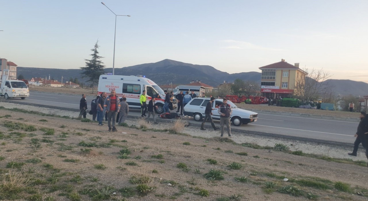 Elektrikli bisiklet sürücüsü park halindeki araca çarptı: 1 yaralı