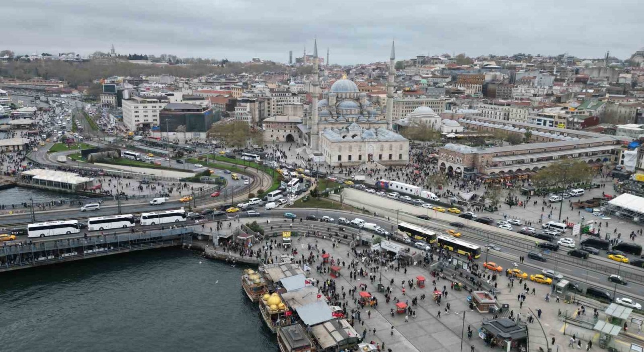 Eminönünde alışveriş yoğunluğu havadan görüntülendi