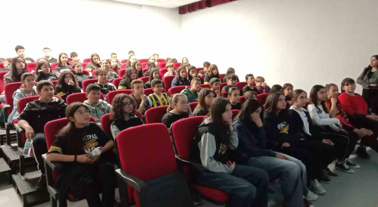 Emirdağ Mithatpaşa Ortaokulunda ‘Meslek Seçiminin Önemi, Geleceğin Meslekleri ve Mesleki Yönelim Test Bataryası konulu seminer