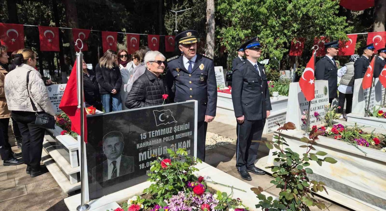 Emniyet Müdürü Turanlı, FETÖnün darbe gecesinde şehit düşen Alkanın mezarında: O gece beraber savaştık