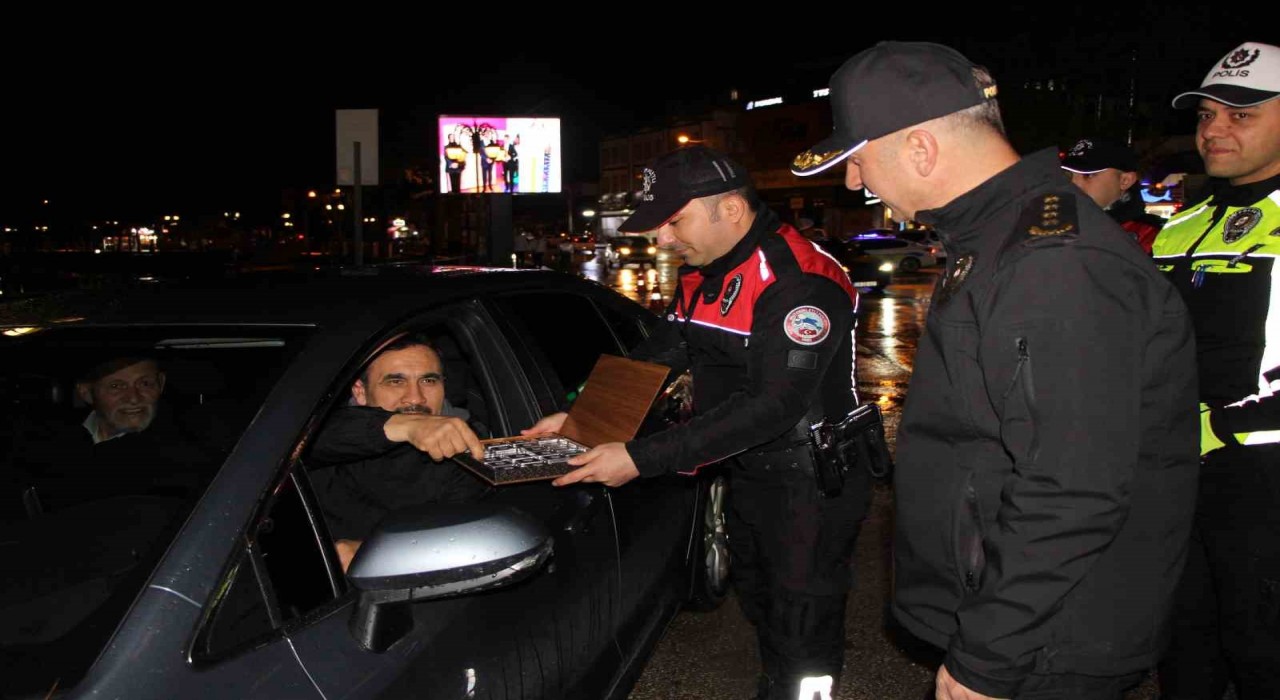 Emniyet müdüründen emniyet kemeri takmayan sürücüye ceza yerine çikolata tadında uyarı