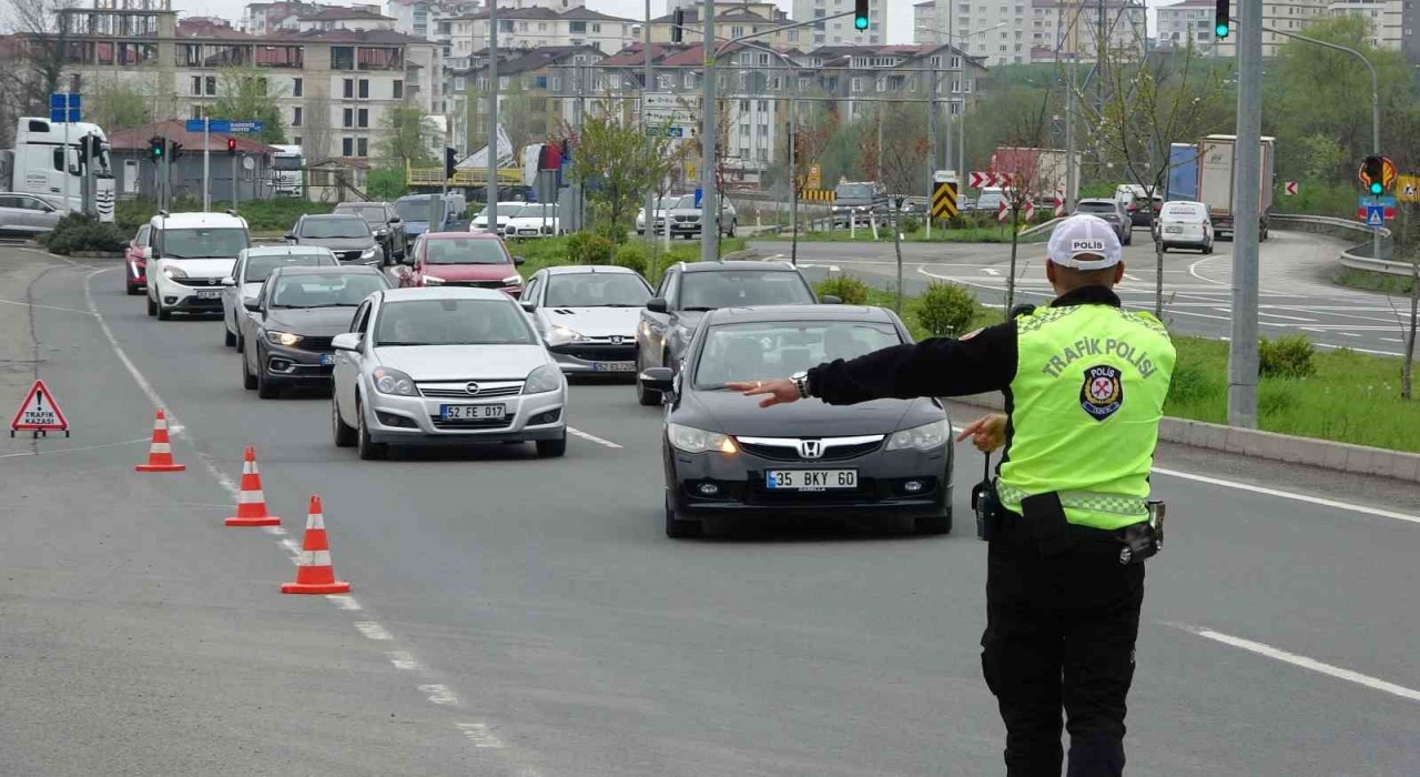 Emniyetten bayram dönüşüne geçen sürücülere bilgilendirme ve uyarı