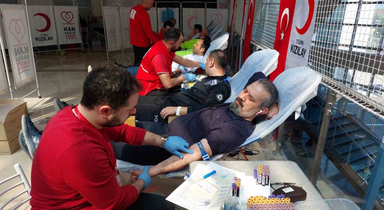 Emniyetten Kızılaya kan