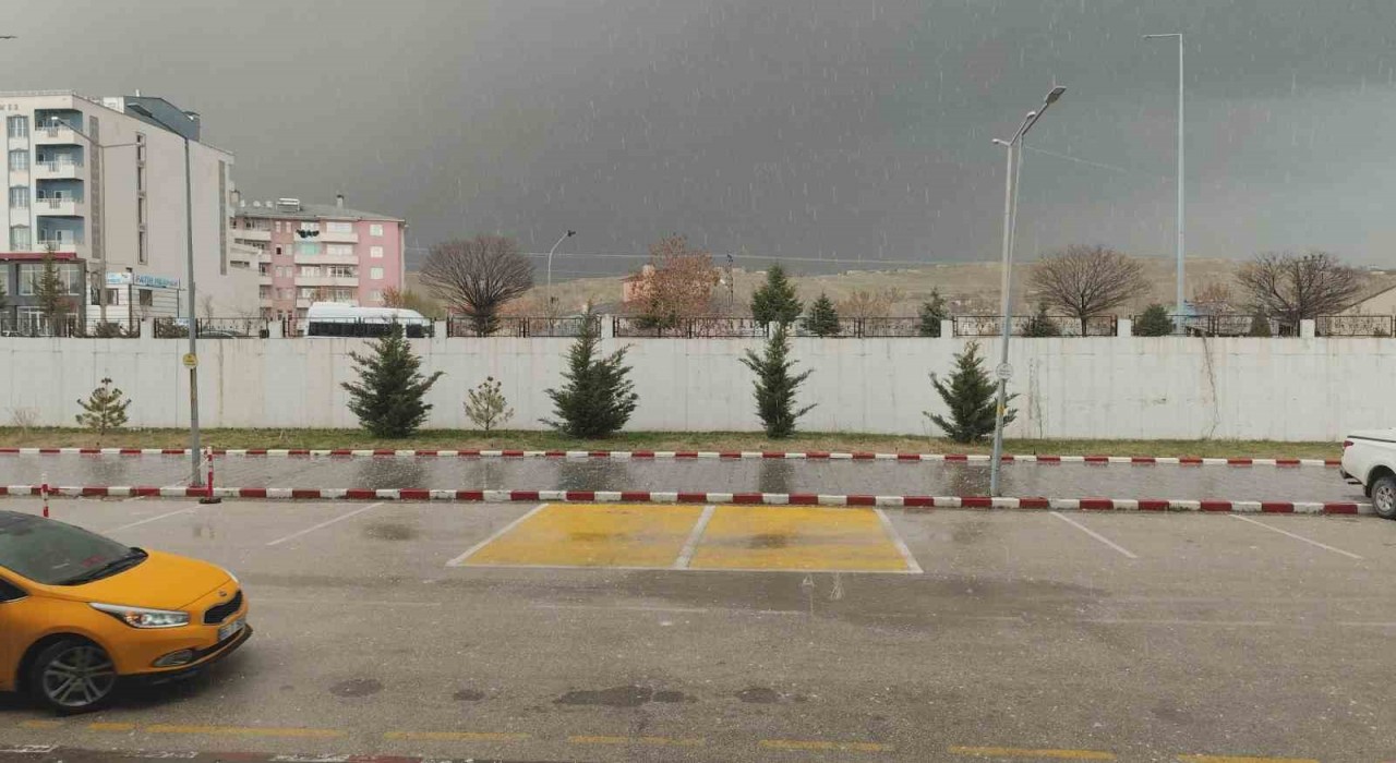 Ercişte dolu yağışı etkili oldu