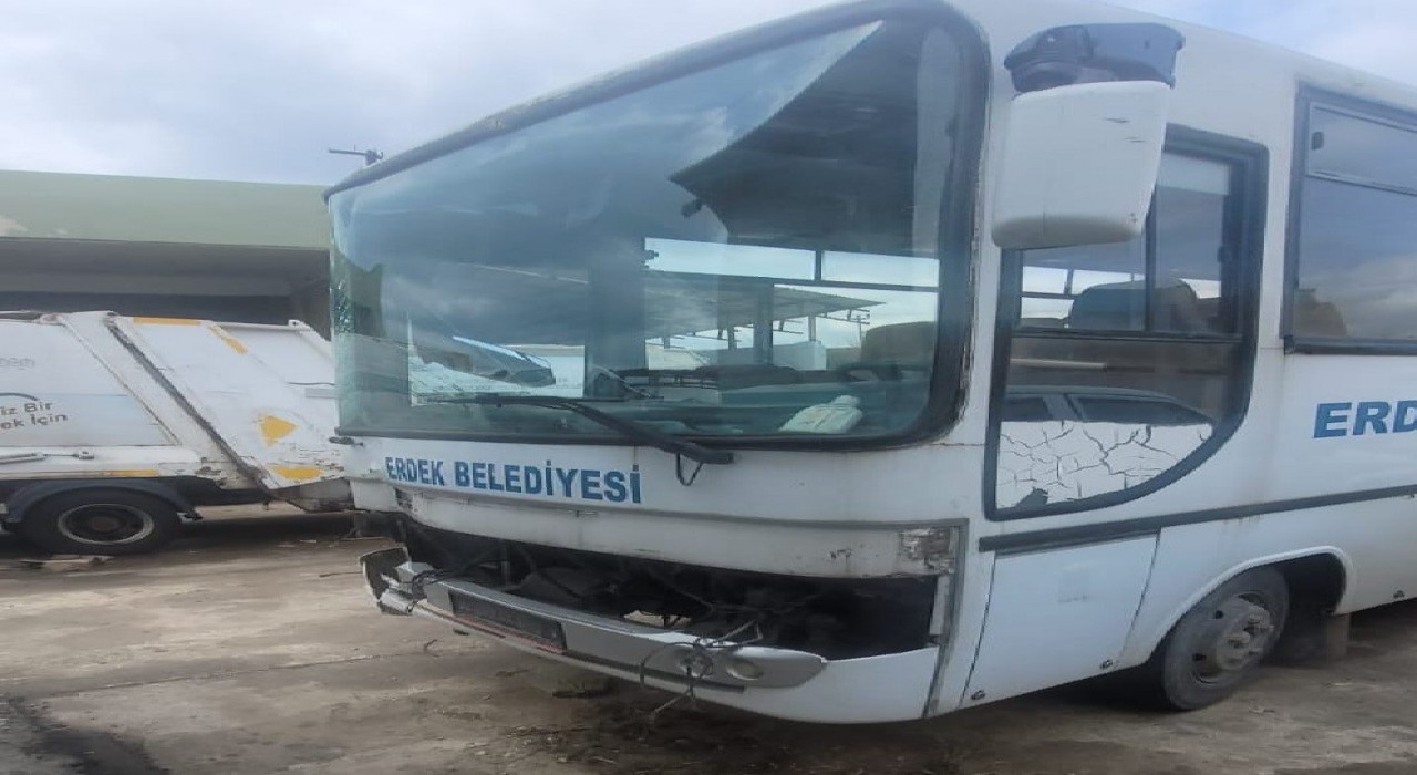 Erdek Belediyesine ait araç çalındı, 7 araca çarptı