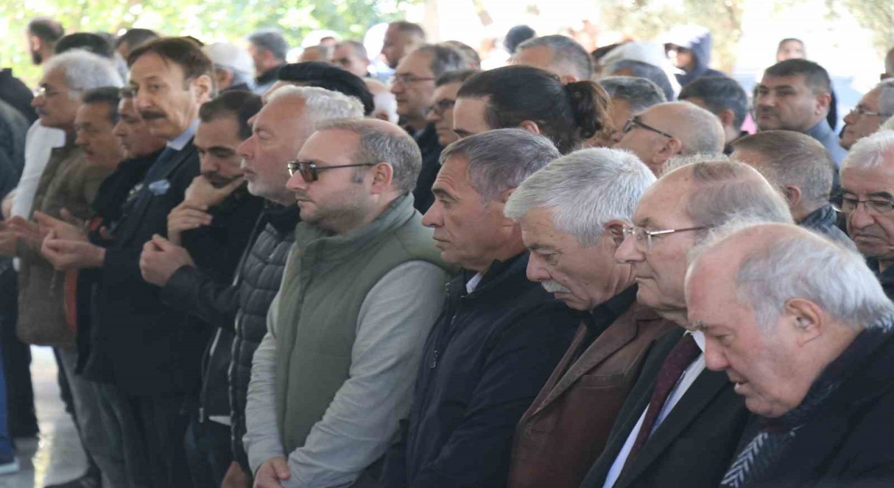 Ersun Yanalın annesi son yolculuğuna uğurlandı