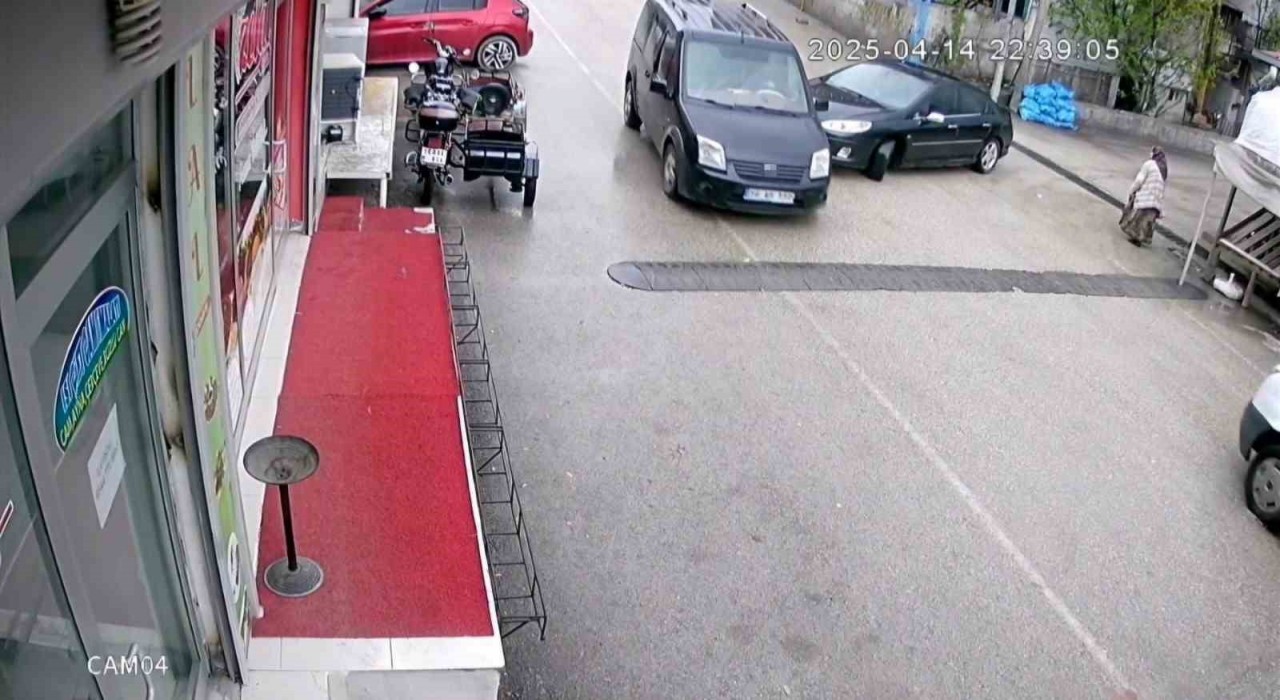 Eruhta maddi hasarlı kaza güvenlik kamerasına yansıdı