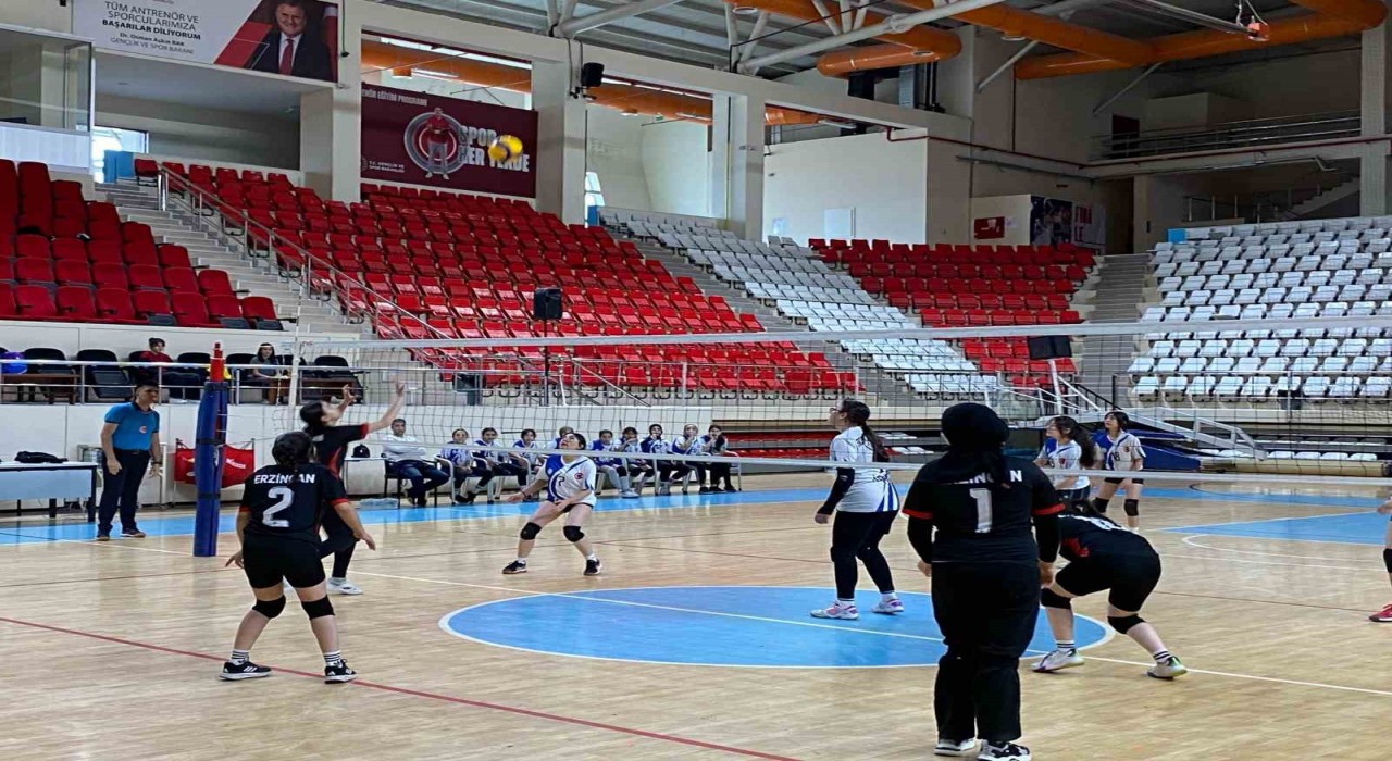 Erzincanda 23 Nisan Voleybol İl Birinciliği heyecanı başladı