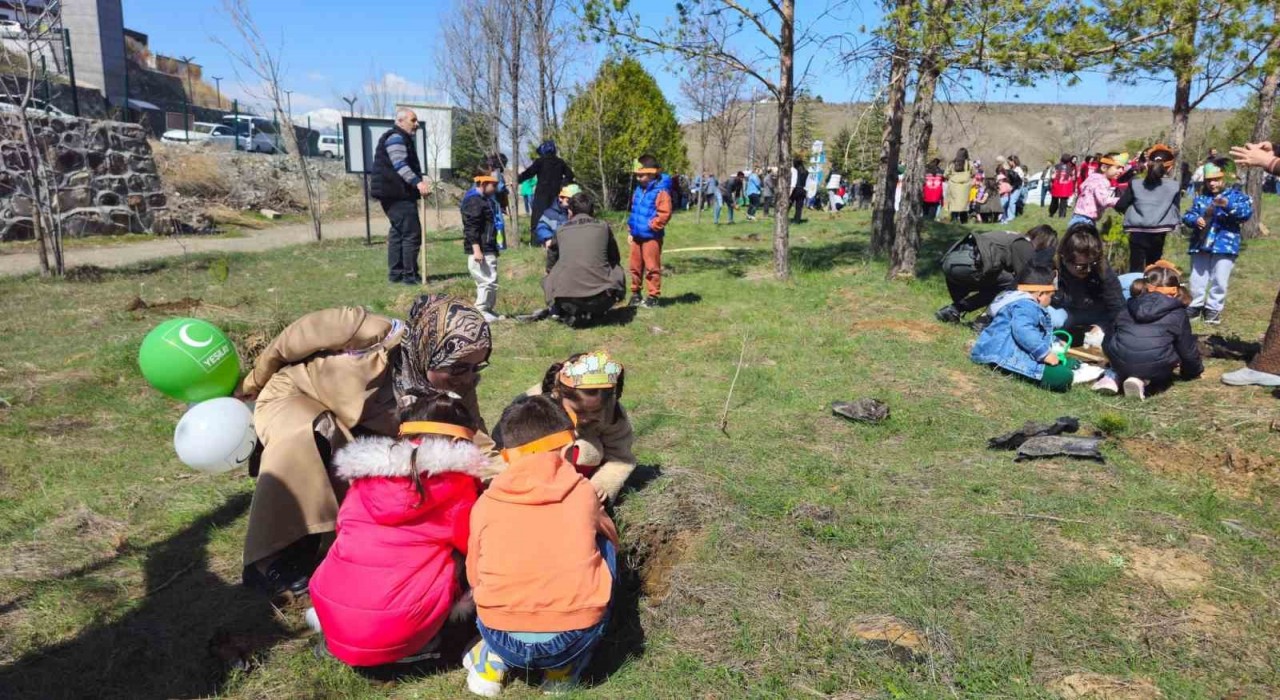 Erzincanda 524 fidan toprakla buluştu
