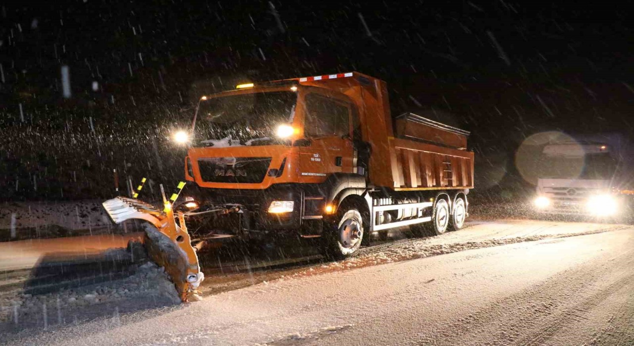 Erzincanda nisan ayında karla mücadele sürüyor