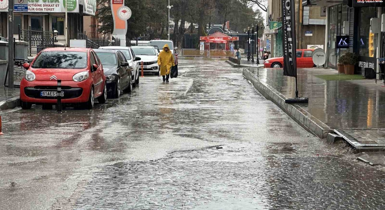Erzincanda sağanak sonrası yollar göle döndü