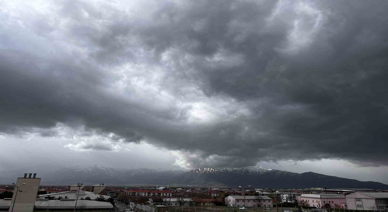 Erzincanda sağanak yağış, yükseklerde kar bekleniyor